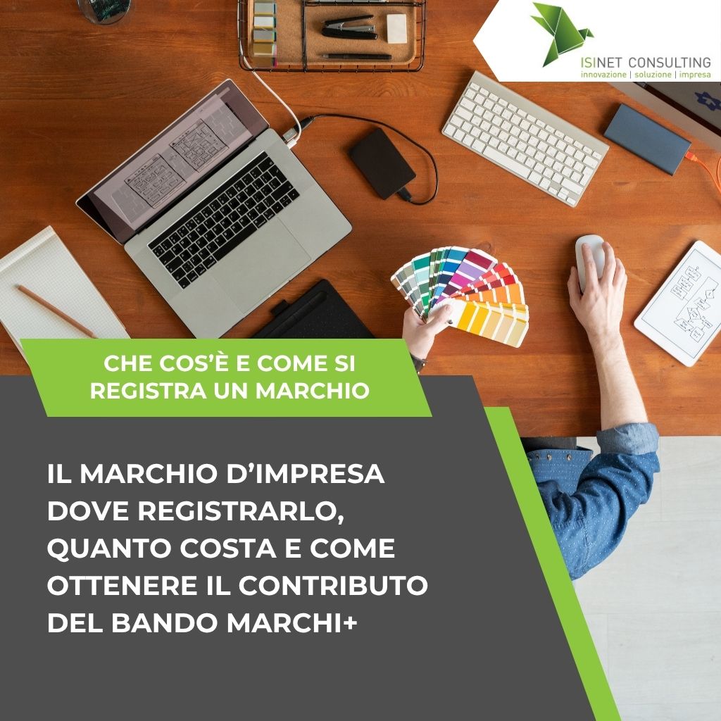 Isinet Consulting Scrivania con computer, campionario colori e mano che usa il mouse per una consulenza professionale sulla registrazione di un Marchio d'impresa.