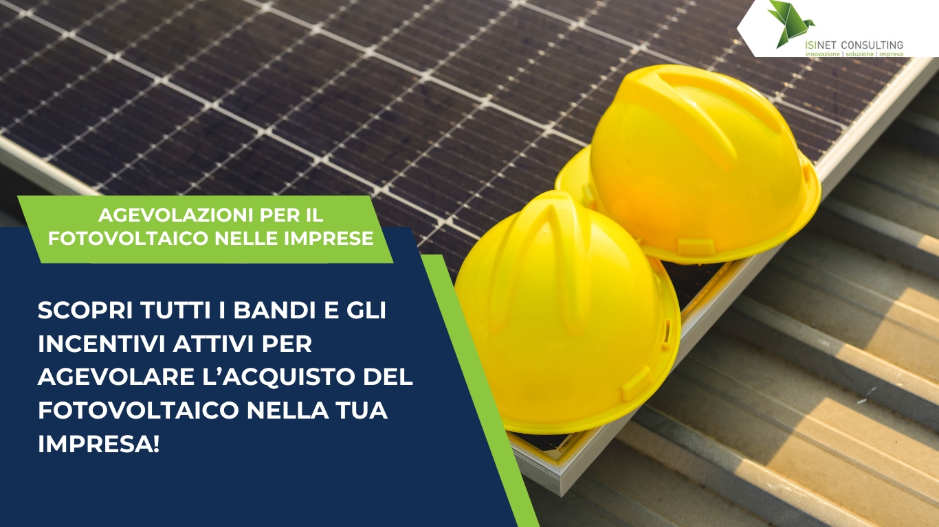 Immagine di un impianto fotovoltaico installato su un capannone industriale. Impianto fotovoltaico su tetto aziendale per produzione di energia solare con incentivi 2025