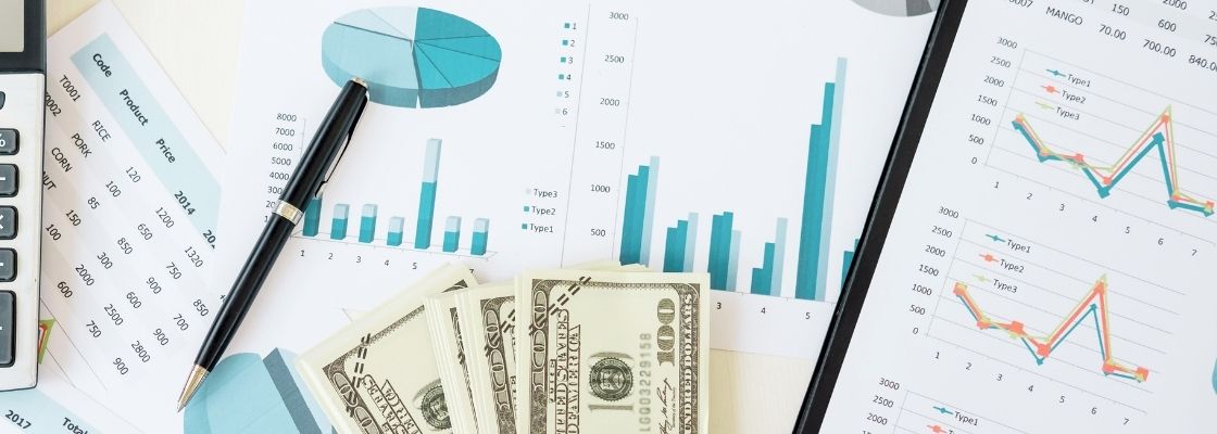 Isinet Consulting Grafici e analisi finanziarie con denaro contante su una scrivania, ideale per la home page.