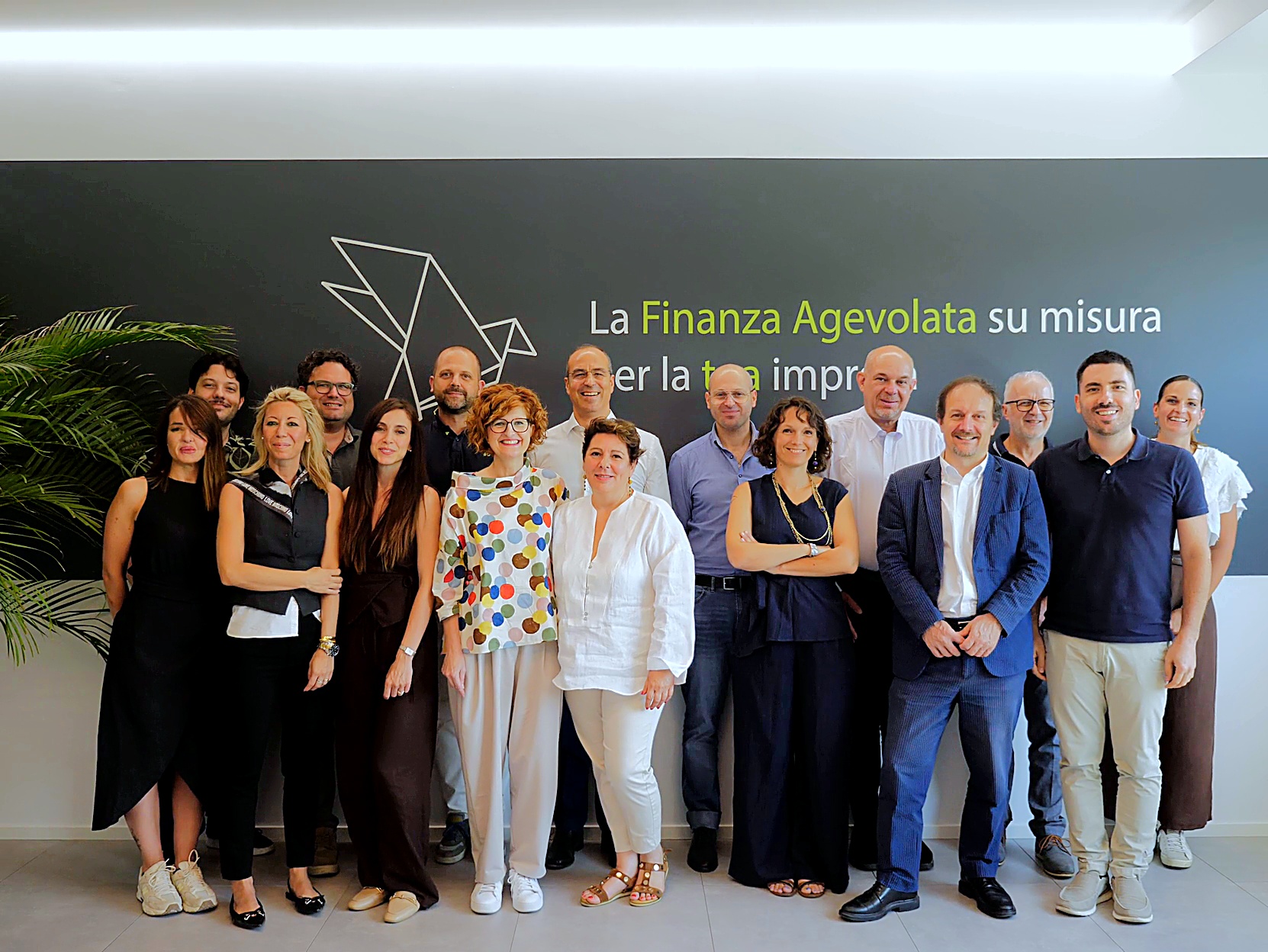 Isinet Consulting Gruppo di professionisti in un ambiente aziendale, impegnati nella finanza agevolata per le imprese.