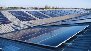 Isinet Consulting Pannelli fotovoltaici installati sul tetto di un capannone industriale, tema centrale per il Bando FVG Fotovoltaico e Accumulo 2026 per le imprese.