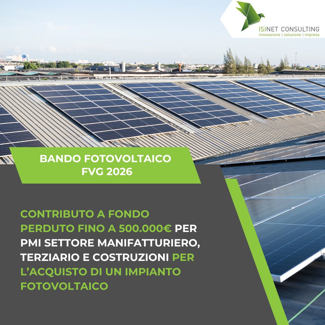 Isinet Consulting Impianto fotovoltaico su tetto industriale con testo informativo sul bando fotovoltaico FVG 2026 per contributi a fondo perduto alle imprese.