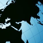 Isinet Consulting Rappresentazione stilizzata del globo terrestre con reticolo geografico, utile per il Bando Digital Export 2026-2027: la guida per le PMI manifatturiere.
