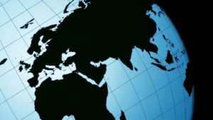 Isinet Consulting Rappresentazione stilizzata del globo terrestre con reticolo geografico, utile per il Bando Digital Export 2026-2027: la guida per le PMI manifatturiere.