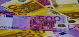 Isinet Consulting Primo piano di banconote da 500 e 200 euro sovrapposte, analizzando dove finiscono i fondi degli incentivi e le risorse per finalità 2021–2026.