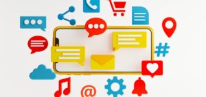 Isinet Consulting Smartphone circondato da icone 3D di social media e comunicazione per il Bando Imprese Culturali Veneto 2026: contributo a fondo perduto 70%.