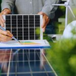 Isinet Consulting Professionisti analizzano un pannello solare e un grafico di efficienza energetica. Fondo Energia Emilia-Romagna 2026: tasso zero fino a 1 mln.